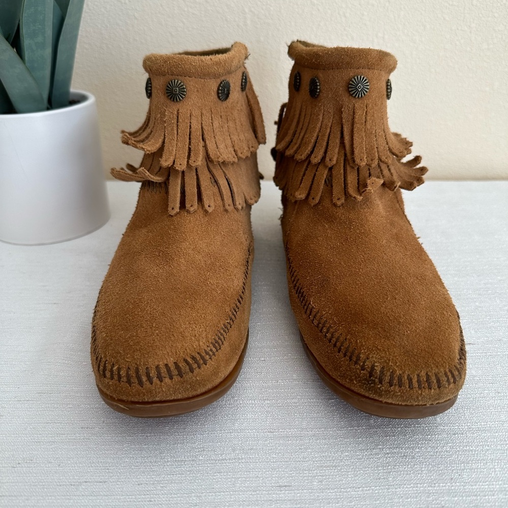 Minnetonka Carmel Suede Leather Side Zip Double Fringe Booties Woman’s 9 - Picture 4 of 9